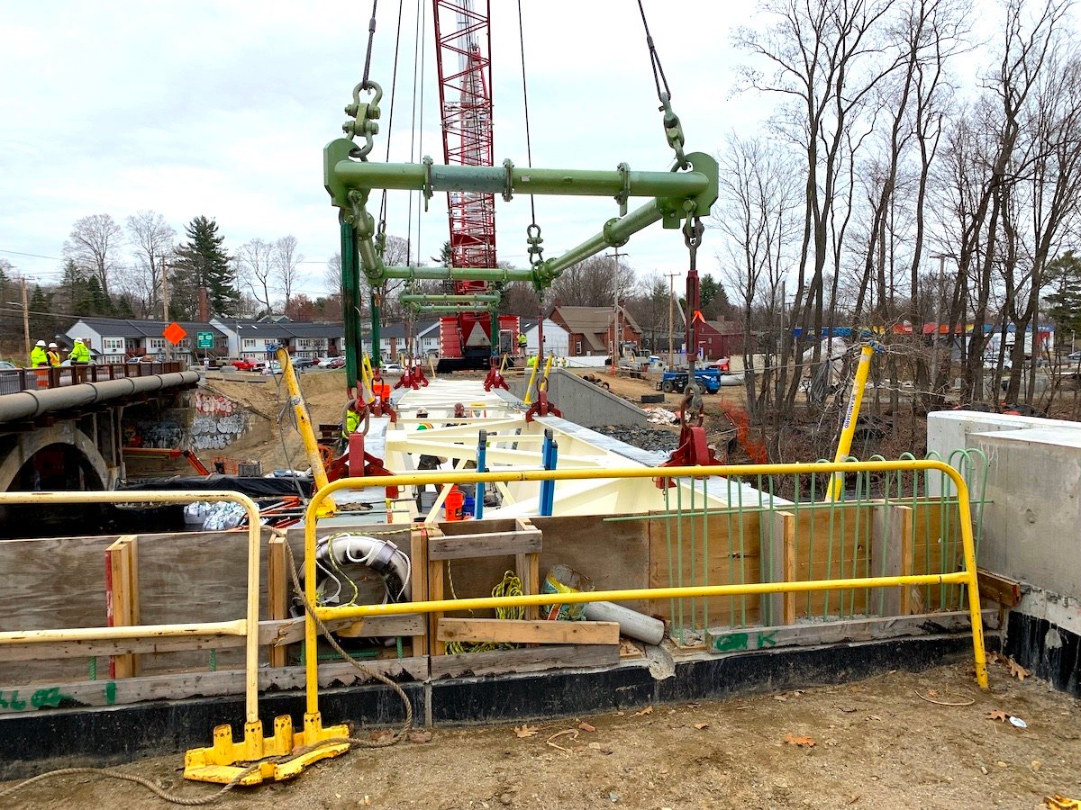 LGH rigging and lifting gear, lifting up a girder section for a bridge installation