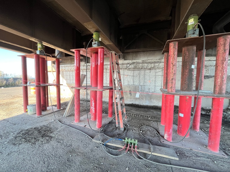 LGH hydraulic jacking system lifting up a bridge