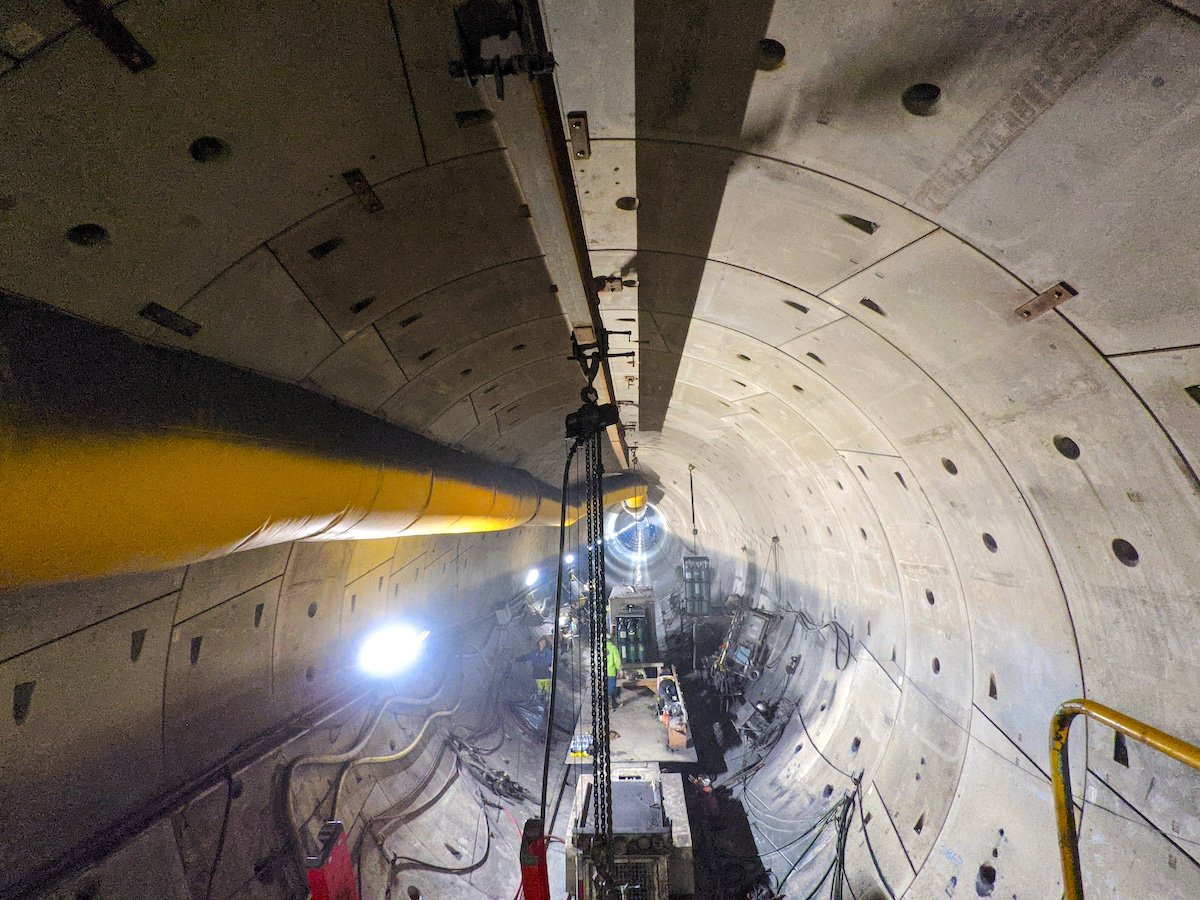 LGH rigging and lifting equipment in a tunnel for tunnel maintenance and repair